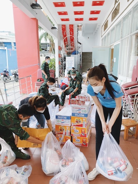 Hoa hậu Đỗ Hà trao hàng trăm phần quà đến người nghèo tại TP HCM