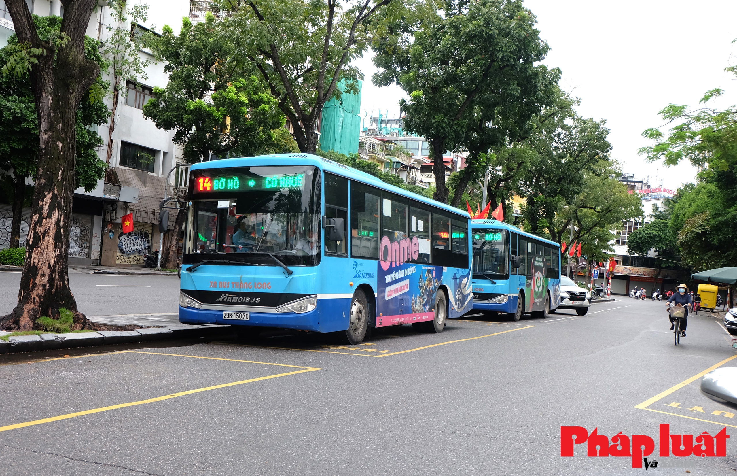 Xe buýt, taxi Hà Nội tấp nập trong ngày đầu hoạt động trở lại