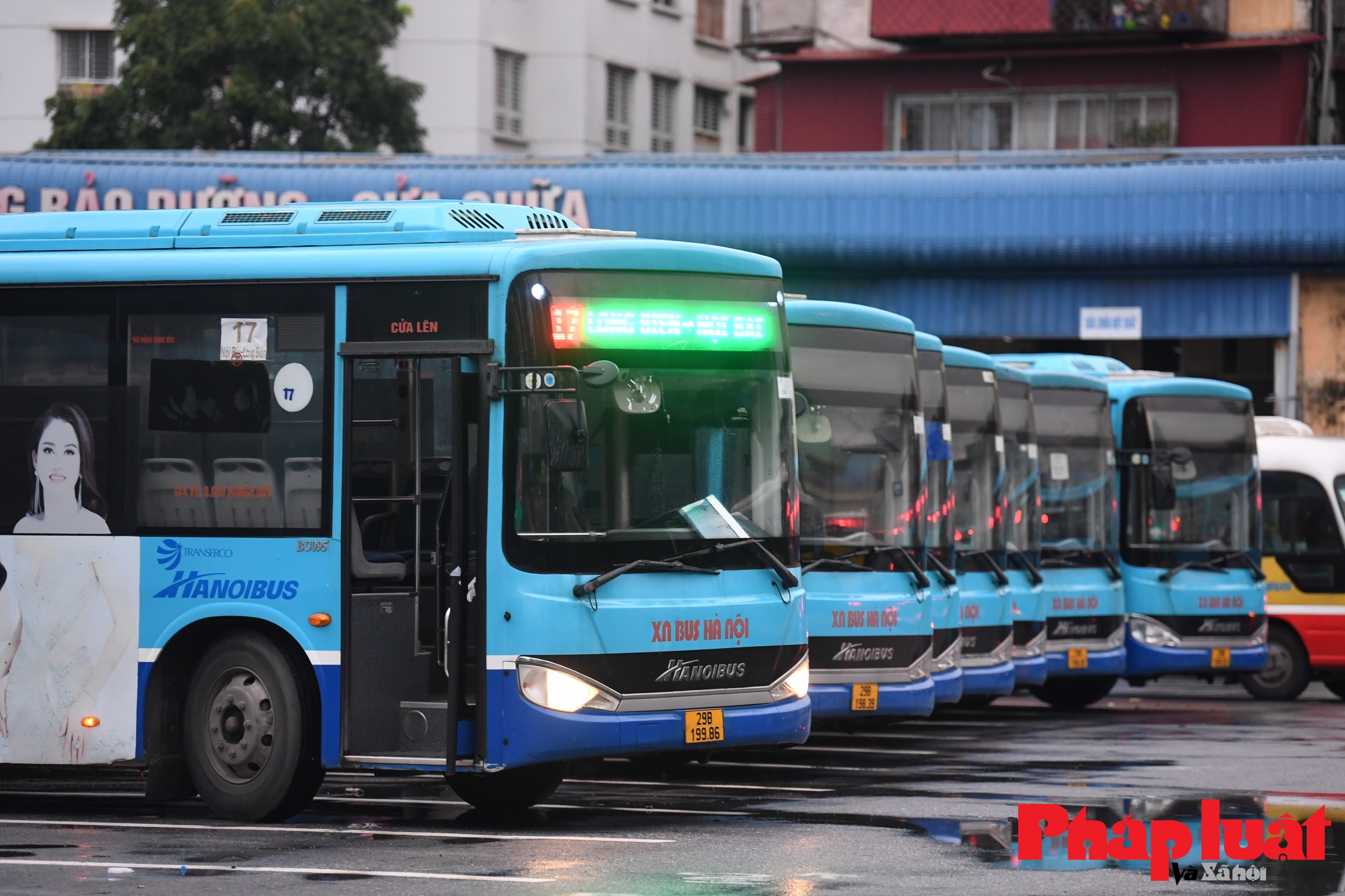 Xe buýt, taxi Hà Nội tấp nập trong ngày đầu hoạt động trở lại