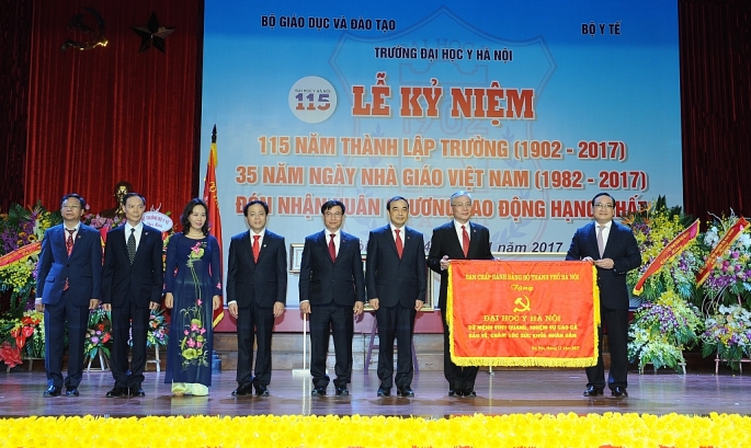 truong dai hoc y ha noi don nhan huan chuong lao dong hang nhat