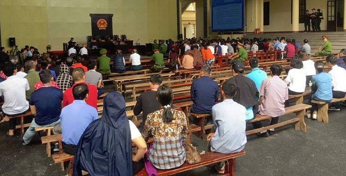 Bệnh nhân cũng dự tòa để dõi theo phiên xử benh nhan cung du toa de doi theo phien xu