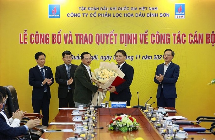 Chủ tịch Hội đồng Thành viên Tập đoàn Hoàng Quốc Vượng tặng hoa chúc mừng đồng chí Bùi Ngọc Dương giữ chức vụ Tổng Giám đốc BSR.