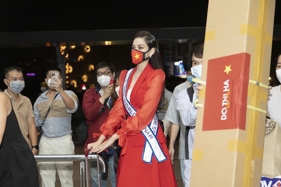 Đỗ Hà mang gần 200kg hành lý để thi Miss World 2021