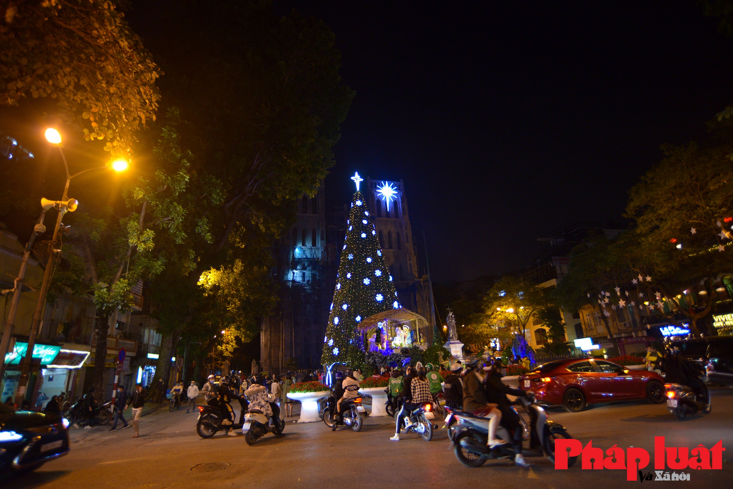 Không khí Noel len lỏi phố phường Hà Nội