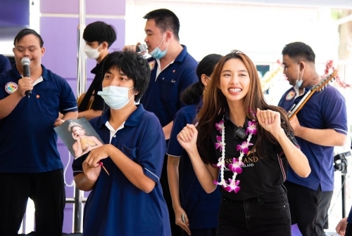 Thùy Tiên với vẻ ngoài giản dị trong hoạt động từ thiện đầu tiên tại Thái Lan
