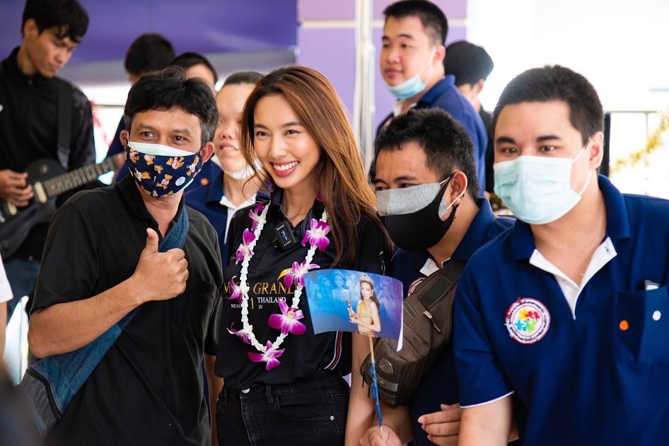 Thùy Tiên với vẻ ngoài giản dị trong hoạt động từ thiện đầu tiên tại Thái Lan