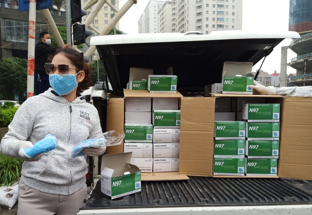 Nhóm nhà báo phát 11.000 khẩu trang miễn phí chung tay đẩy lùi dịch Covid-19 nhom nha bao phat 11000 khau trang mien phi chung tay day lui dich covid 19