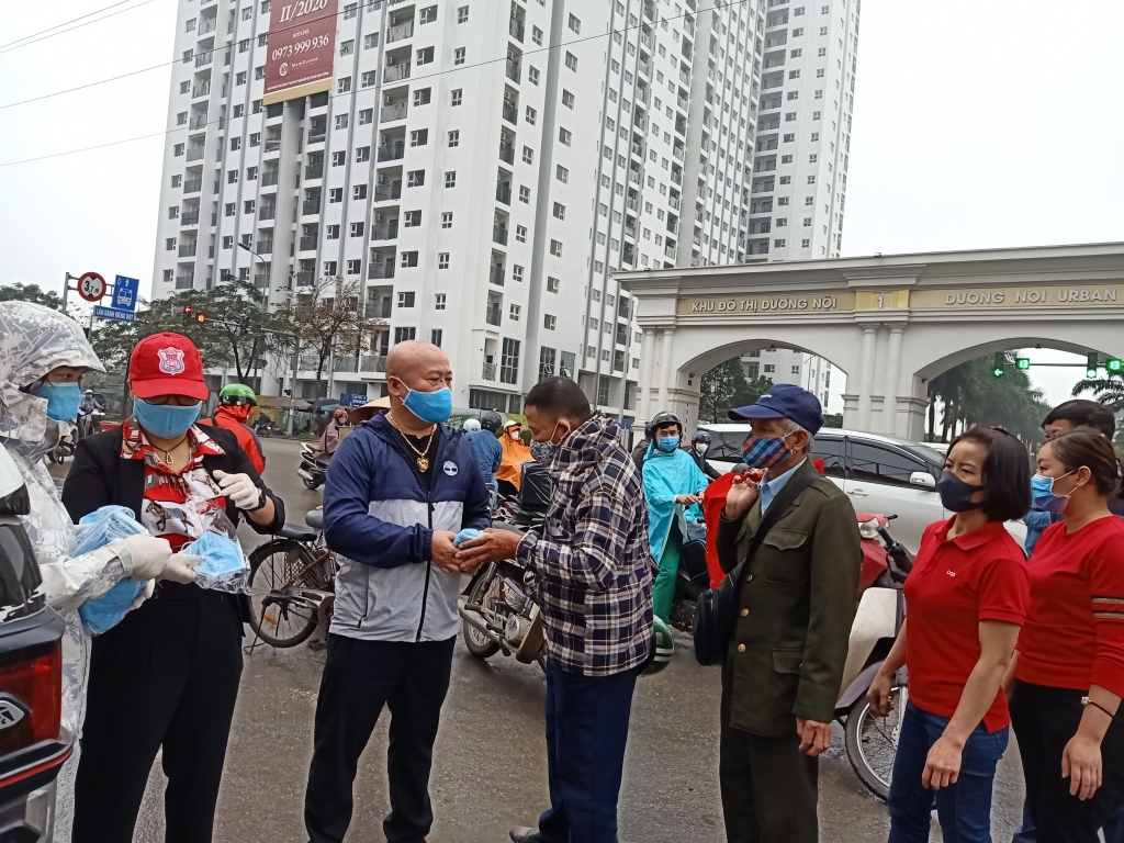 Nhóm nhà báo phát 11.000 khẩu trang miễn phí chung tay đẩy lùi dịch Covid-19 nhom nha bao phat 11000 khau trang mien phi chung tay day lui dich covid 19