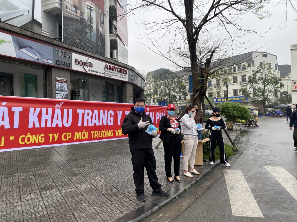 Nhóm nhà báo phát 11.000 khẩu trang miễn phí chung tay đẩy lùi dịch Covid-19 nhom nha bao phat 11000 khau trang mien phi chung tay day lui dich covid 19