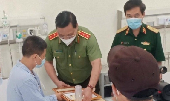 Chủ tịch UBND thành phố Hà Nội gửi thư khen thưởng tài xế taxi lăn xả bắt cướp
