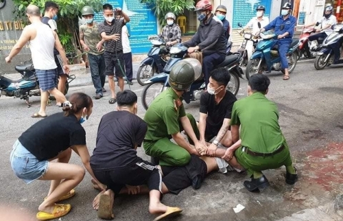 Khống chế nam thanh niên “ngáo đá” chặn xe, chửi bới người đi đường