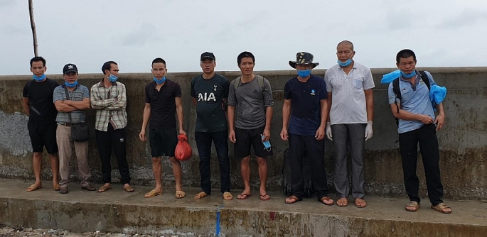 Phát hiện 5 sà lan chở người nhập cảnh trái phép vào Việt Nam bằng đường biển