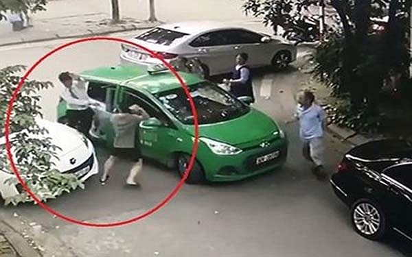 Khởi tố đối tượng đi xe Mercedes cầm gạch đánh tài xế taxi Mai Linh ha noi cqca khoi to doi tuong di xe mercedes cam gach danh tai xe taxi mai linh