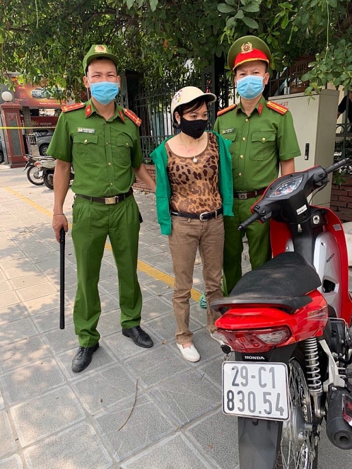 tom gon nguoi phu nu dat theo cho canh van chuyen ma tuy di tieu thu