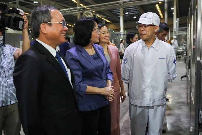 Phó Chủ tịch nước hỏi thăm đời sống và công việc của công nhân nhà máy những ngày giáp Tết.