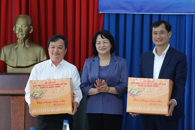 Phó Chủ tịch nước trao quà tết cho đại diện Ủy ban nhân dân tỉnh Bình Dương và ông Trần Minh Văn – Giám đốc Điều hành Khối Sản Xuất của Vinamilk