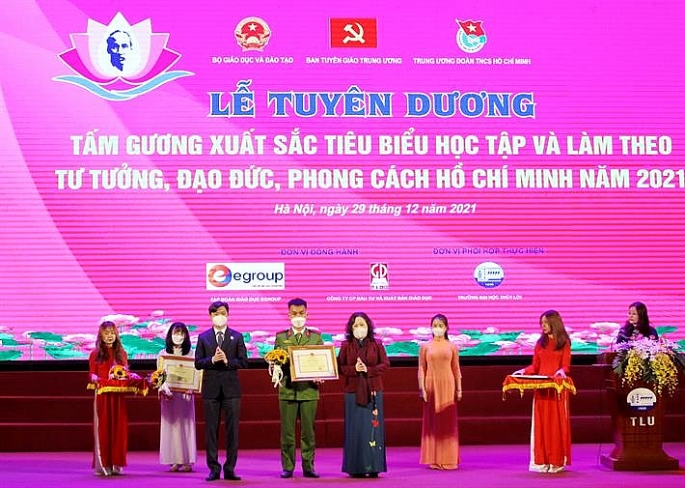 Thứ trưởng Ngô Thị Minh và Bí thư Trung ương Đoàn Nguyễn Minh Triết trao giải cho các thí sinh đạt giải.