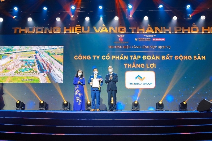 Ông Nguyễn Thanh Quyền – TGĐ Tập đoàn BĐS Thắng Lợi nhận giải thưởng Thương hiệu vàng 2021