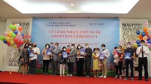 Lễ giao nhận trẻ em Việt Nam làm con nuôi cho 91 gia đình các nước Châu Âu năm 2021