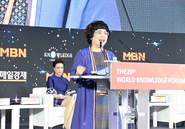 Bà Thái Hương phát biểu tại Diễn đàn Tri thức Thế giới năm 2019 tại Hàn Quốc và được trao tặng Giải thưởng Nữ Doanh nhân Quyền lực tại đây.
