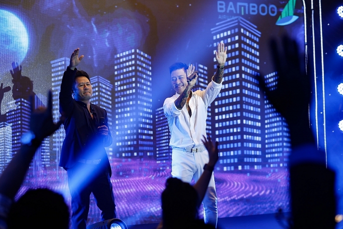 Nam ca sĩ Bằng Kiều và Tuấn Hưng hát trong đêm gala Gala Bamboo Airways Golf Tournament 2022 tại FLC Quảng Bình