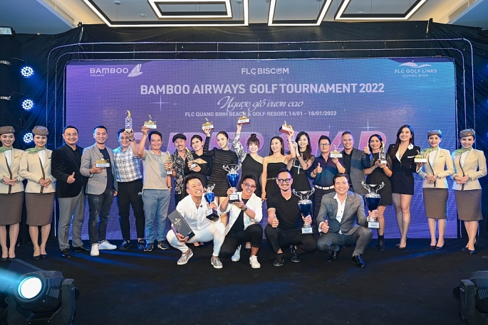Lãnh đạo Bamboo Airways và FLC Biscom trao giải kỹ thuật và giải chính cho nhiều nghệ sĩ ở bảng Super Star trong khuôn khổ Bamboo Airways Golf Tournament 2022.