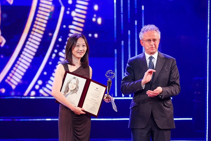 5 - GS Zhenan Bao nhận giải Đặc biệt cho nhà khoa học Nữ
