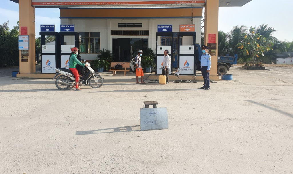 Một cửa hàng xăng dầu tại xã Bình Đông, thị xã Gò Công, tỉnh Tiền Giang thông báo hết xăng                                                                                 Ảnh: QLTTTG