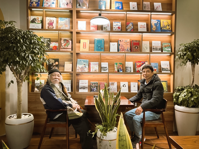 Nhà nhiếp ảnh Quang Phùng tới tham quan không gian cà phê sách The Wiselands Coffee. 
