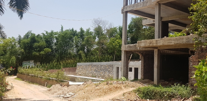 Tại huyện Lương Sơn, Hòa Bình không ít dự án bất động sản chưa được cơ quan có thẩm quyền cấp phép đầu tư, chưa đủ cơ sở pháp lý vẫn tự ý xây dựng công trình và rao bán								 Ảnh: K.H