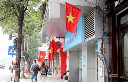 Phố, phường rực rỡ cờ hoa chào mừng 90 năm Ngày thành lập Đảng bộ Thành phố Hà Nội