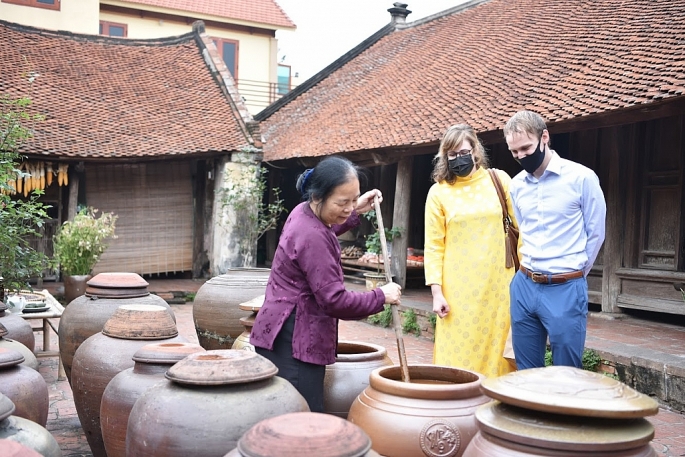 Nhiều chuyên gia cho rằng, một khi du khách đã bước qua cửa khẩu thì phải đối xử với họ như người trong nước, ta đối xử với khách nội địa như thế nào thì cũng phải làm tương tự với họ  Ảnh: Khánh Huy