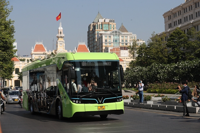 Xe buýt điện VinBus chạy trên đường phố TP.HCM, chính thức phục vụ người dân từ 09/03/2022.