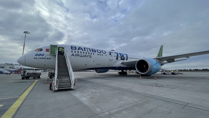 Tàu bay Boeing 787-9 Dreamliner của Bamboo Airways chờ đón công dân tại sân bay Warsaw (Ba Lan)