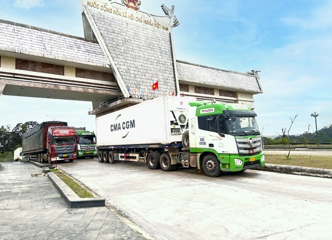 3. Xe của THILOGI vận chuyển hàng hóa qua Cửa khẩu Quốc tế Nam GIang (1)