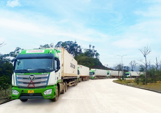 2. Xe THILOGI vận chuyển trái cây từ Attapeu (Lào) về tập kết chờ thông quan tại cửa khẩu quốc tế Dak Taook - Nam Giang