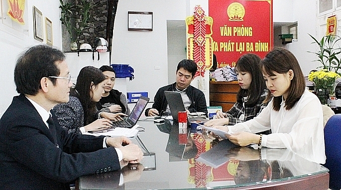 -	Thừa phát lại của Văn phòng Thừa phát lại Ba Đình, Hà Nội đang tư vấn cho khách hàng