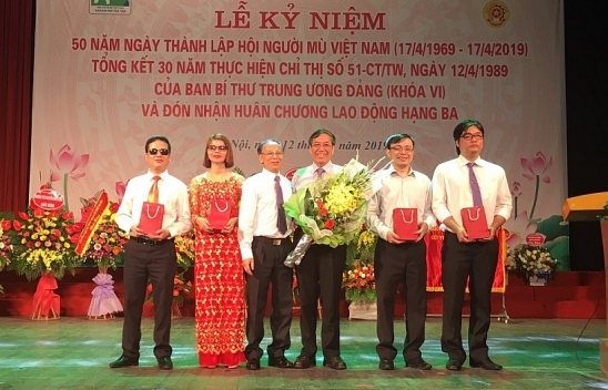 AIC Group tặng điện thoại “9999 hy vọng”, giúp người khiếm thị "nhìn thấy cả thế giới"