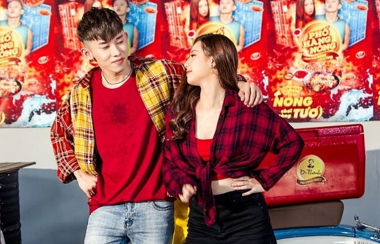 Kết hợp với Kay Trần, Amee khoe vũ đạo thiêu đốt “Phố hàng nóng” trong MV mới