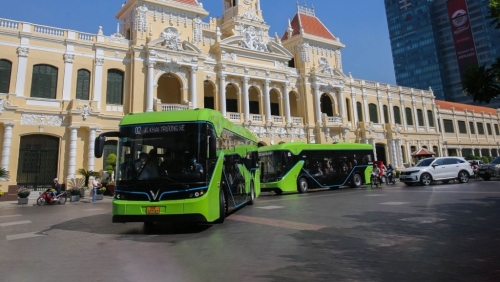 Giá xăng tăng, cư dân Vinhomes Grand Park thảnh thơi đi làm bằng xe VinBus