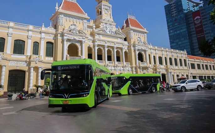 Xe buýt điện Vinbus chạy tuyến nội thành TP HCM