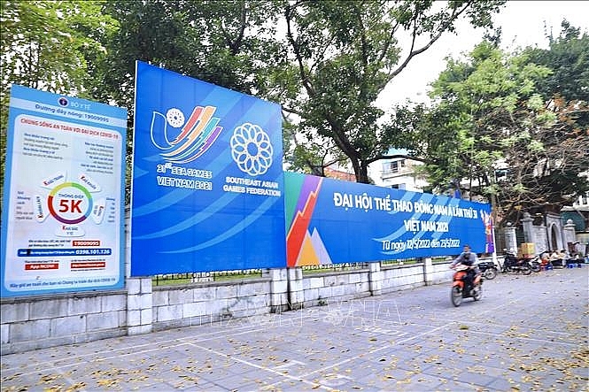 Công tác tuyên truyền, quảng bá cho SEA Games 31 bằng việc trang trí banner, cờ, biểu tượng của SEA Games 31 tại nhiều tuyến phố