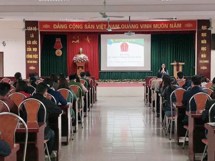 Đồng chí Nguyễn Bích Thủy - cán bộ Sở Tư pháp Hà Nội làm việc tại lớp tập huấn huyện Thanh Trì tổ chức vừa qua (Ảnh Thanh Hồng)