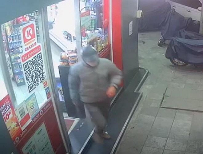 Gã thanh niên này mang dao vào cướp cửa hàng Circle K trên phố Hàng Mã