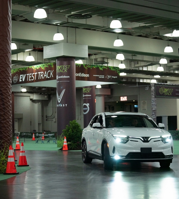 Mẫu ô tô điện VinFast VF 8 đã chính thức lăn bánh tại đường thử của NYIAS 2022, mang đến cơ hội trải nghiệm xe thực tế cho khách hàng Mỹ.