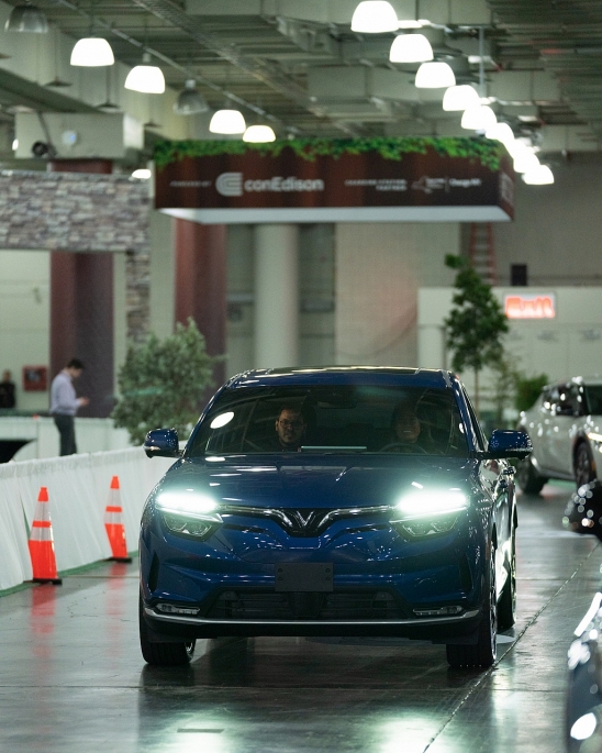 Mẫu ô tô điện VinFast VF 8 đã chính thức lăn bánh tại đường thử của NYIAS 2022, mang đến cơ hội trải nghiệm xe thực tế cho khách hàng Mỹ.