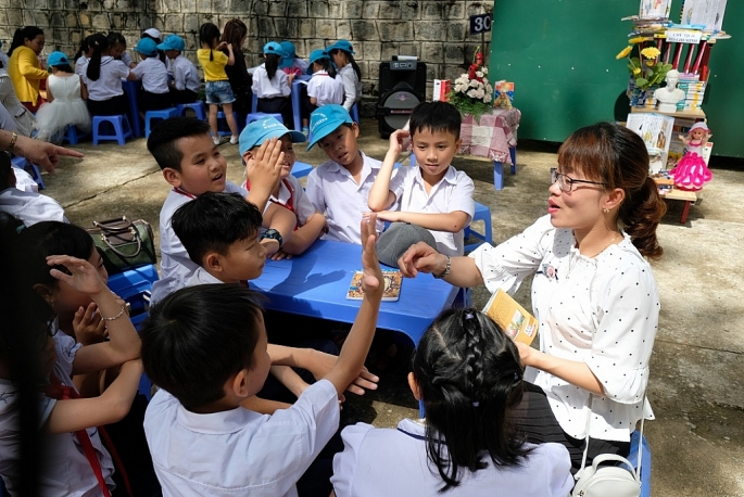 abbank danh tang 51000 cuon sach cho 10000 hoc sinh tieu hoc tai 14 truong cong lap lam dong