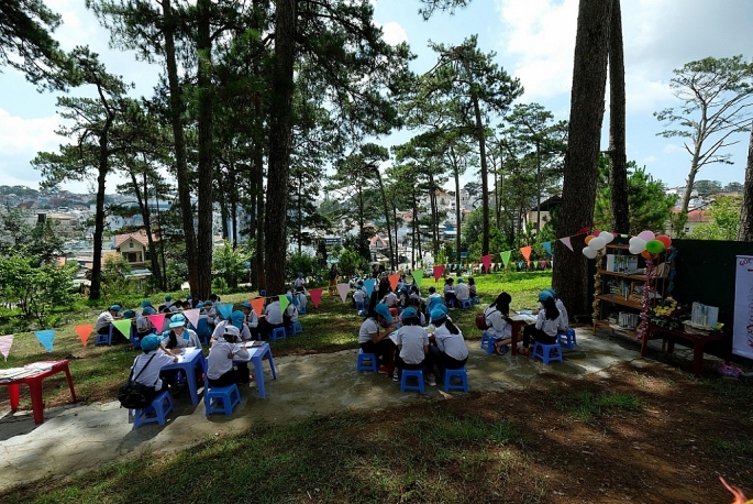 abbank danh tang 51000 cuon sach cho 10000 hoc sinh tieu hoc tai 14 truong cong lap lam dong