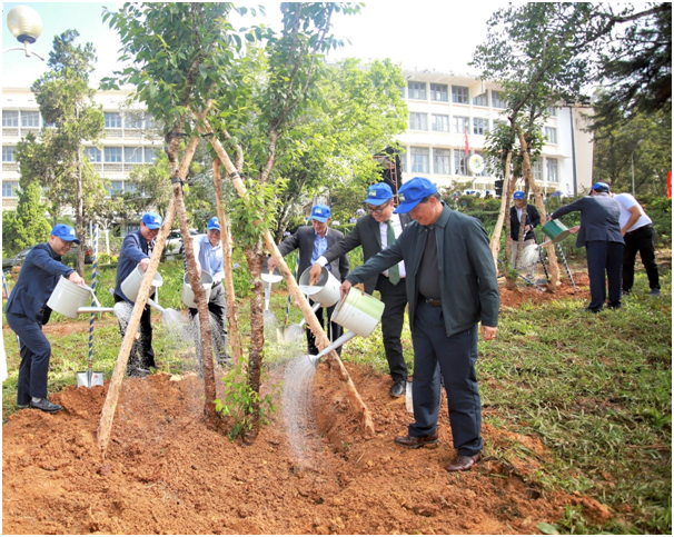 Đại diện Tập đoàn Novaland cùng trồng cây với UBND tỉnh Lâm Đồng
