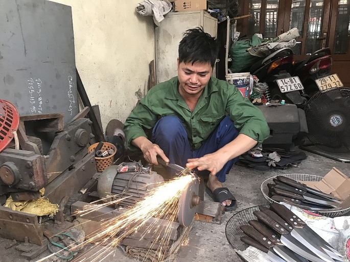 nhoc nhan nghe ren ben lo lua giua ngay nang nong